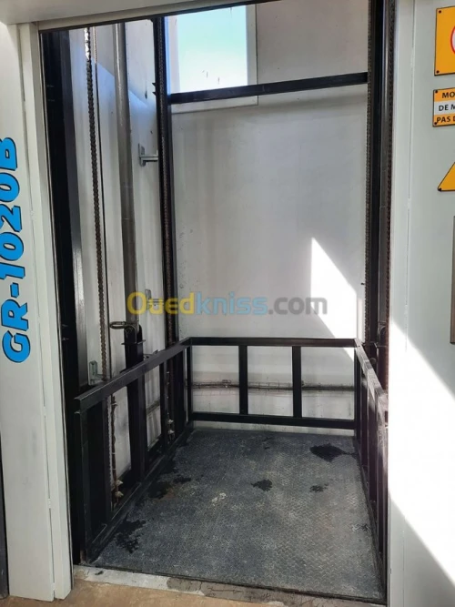 Montecharge marchandise hydraulique fabrication sur mesure - GRAVITY ALGERIE - interne ou externe
