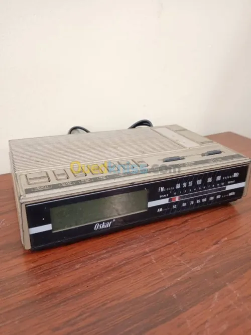 Radio réveil Oskar des années 80's