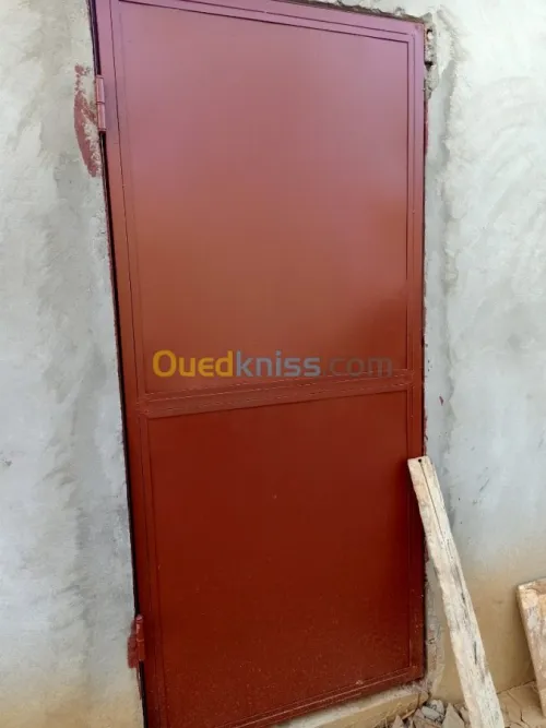 Portail et fenêtres et plaque métalliq