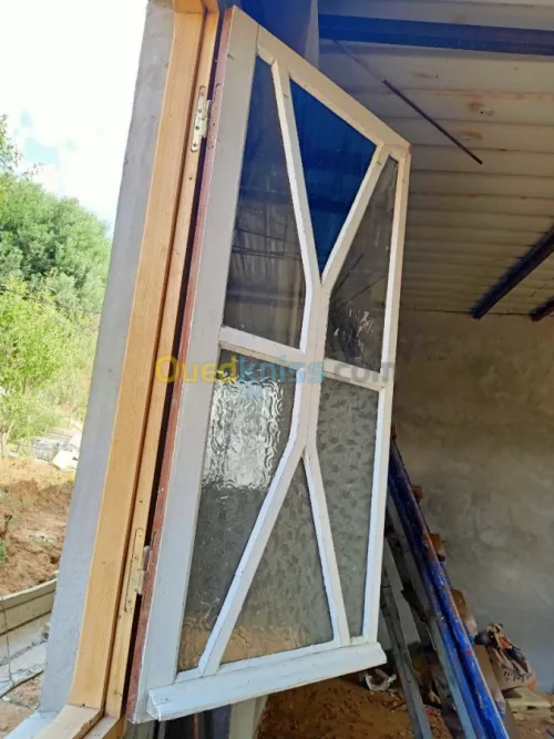 Portail et fenêtres et plaque métalliq