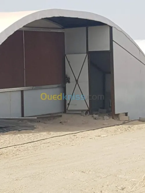 بناء بيوت الدواجن