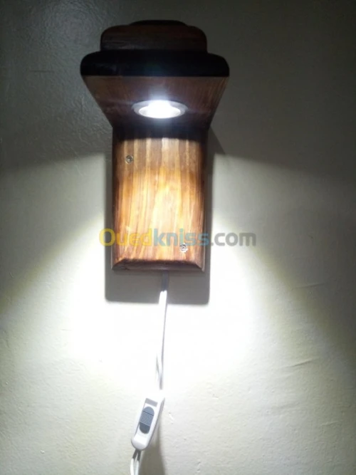 vieuse de chambre fixer au mur