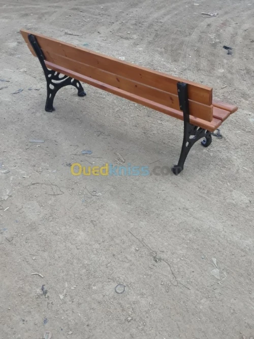 banc public . Corbeille public 