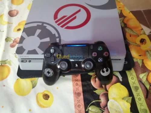 Ps4 slim 1 tera avec 2 mannete