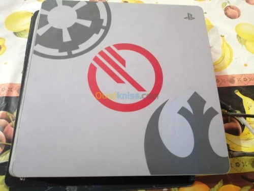 Ps4 slim 1 tera avec 2 mannete