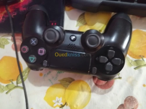 Ps4 slim 1 tera avec 2 mannete