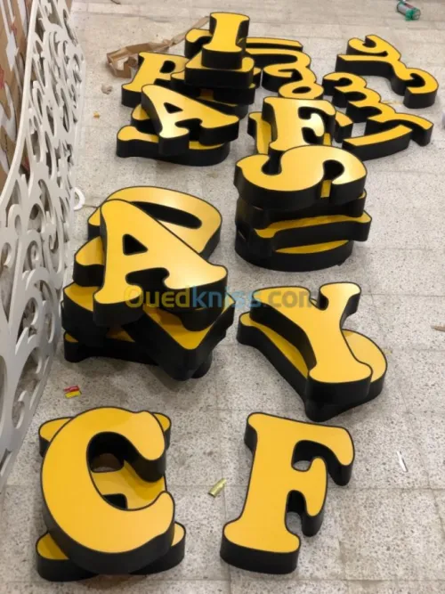 Enseigne lumineuse lettre boîtier