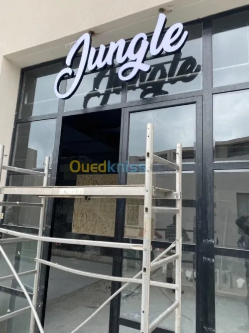 Enseigne lumineuse lettre boîtier