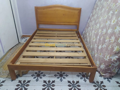 Chambre à coucher, table et armoire