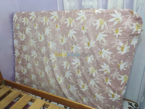 Chambre à coucher, table et armoire