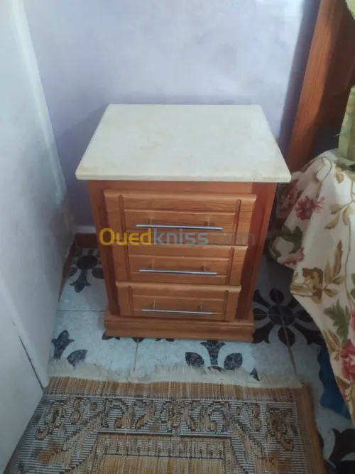 Chambre à coucher, table et armoire