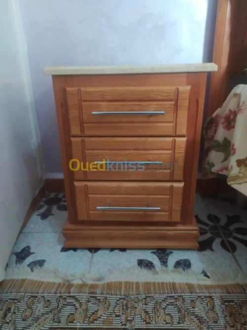 Chambre à coucher, table et armoire