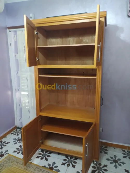 Chambre à coucher, table et armoire