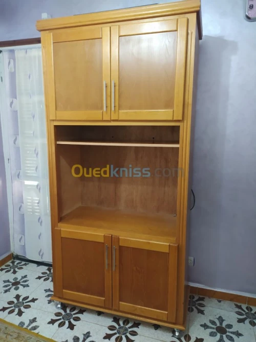 Chambre à coucher, table et armoire