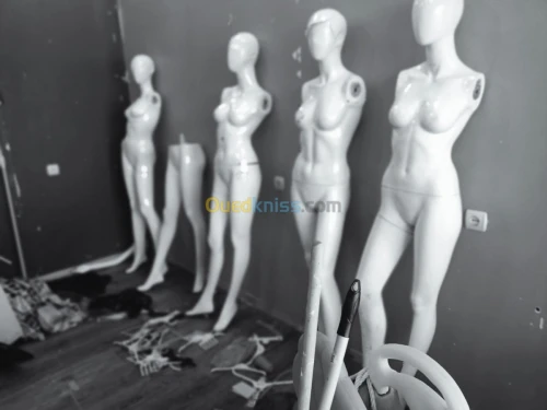 Promotion mannequin peroquets bars