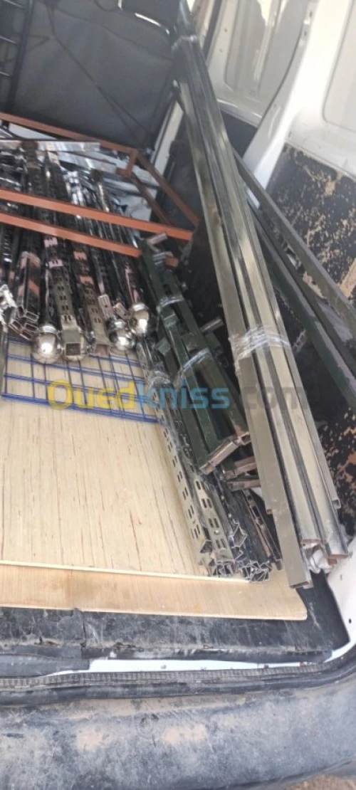 Promotion mannequin peroquets bars