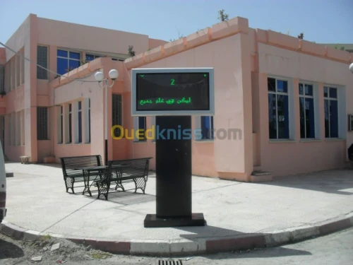 Des panneaux d’affichages électronique