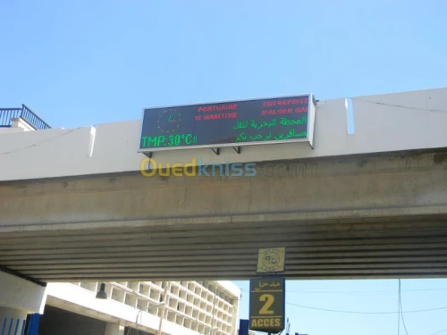 Des panneaux d’affichages électronique