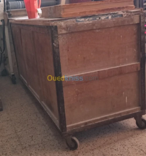 عتاد مخبزة كامل للبيع في حالة جيدة