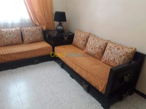 3 banquettes et table de coin 