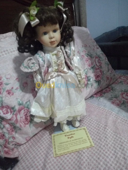 Poupée de porcelaine 
