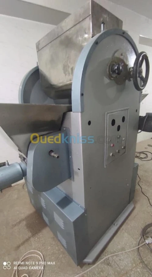 Deux machines à pâtes ماكنتين للعجائن 