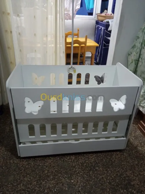 Lit bébé en bois