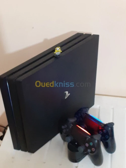 Ps4 pro (1to) + 2 manettes + 4 jeux