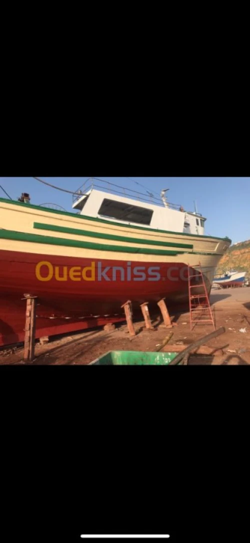 Chalutier de pêche en bois 