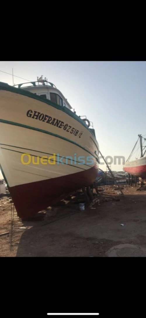 Chalutier de pêche en bois 