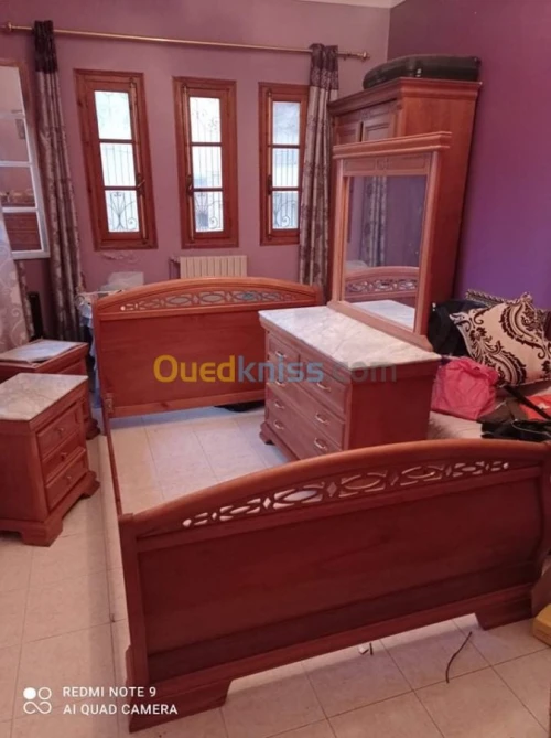 2 table de nuit et un lit et une coiff