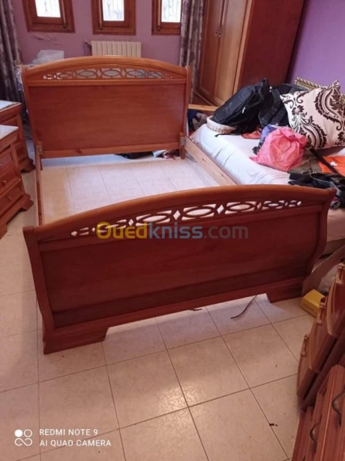 2 table de nuit et un lit et une coiff