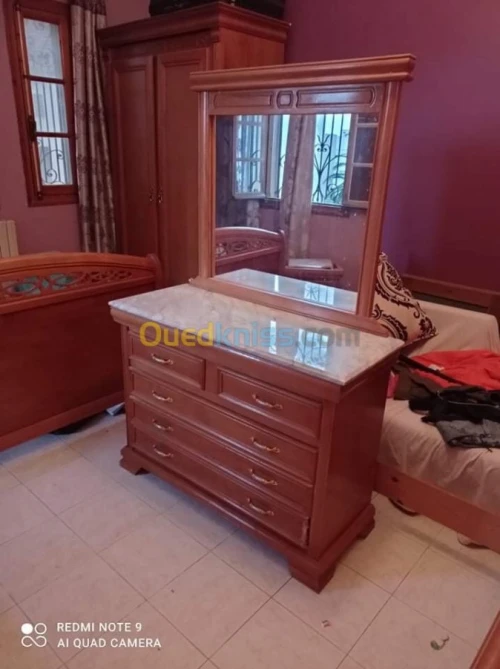 2 table de nuit et un lit et une coiff