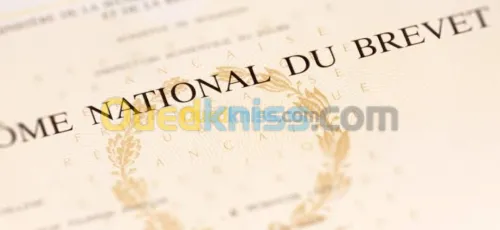 Dame donne cours Histoire Géo EMC