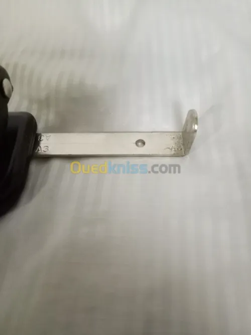 خرامة معدنية  Perforatrice 4 trous 