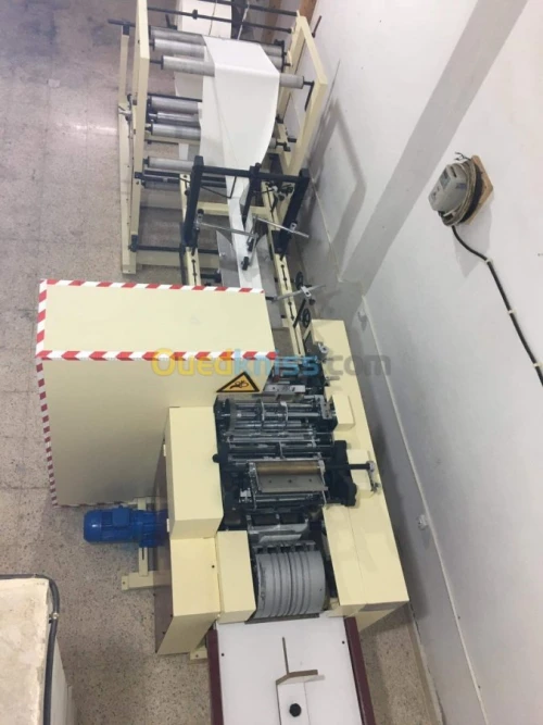 Machine fabrication sachets en papier