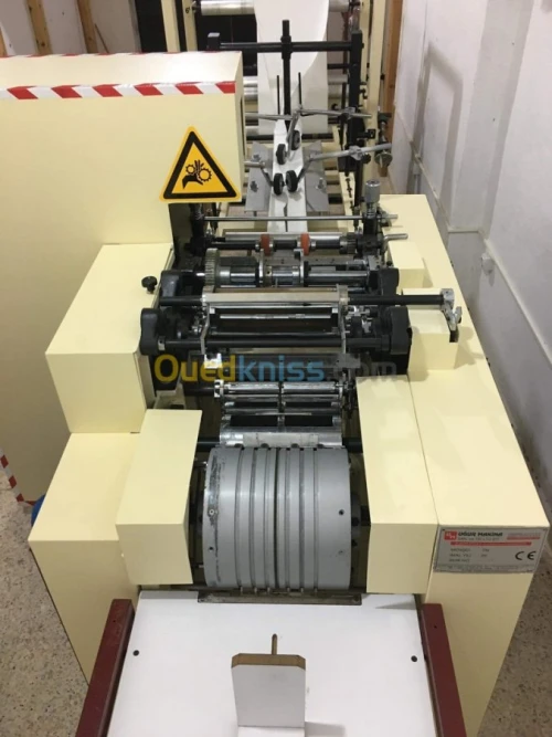 Machine fabrication sachets en papier