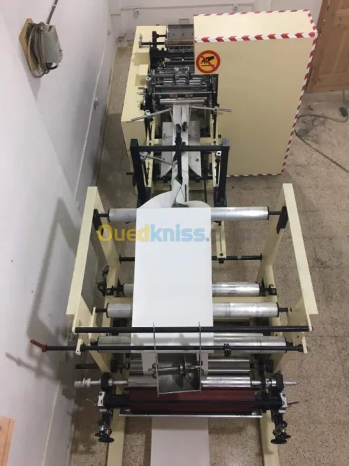 Machine fabrication sachets en papier