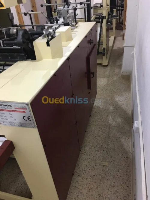 Machine fabrication sachets en papier