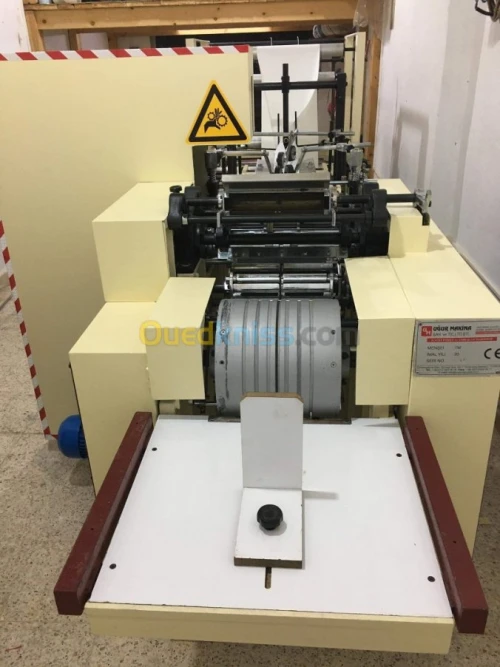 Machine fabrication sachets en papier
