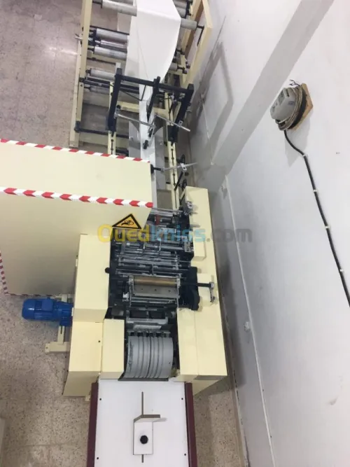 Machine fabrication sachets en papier