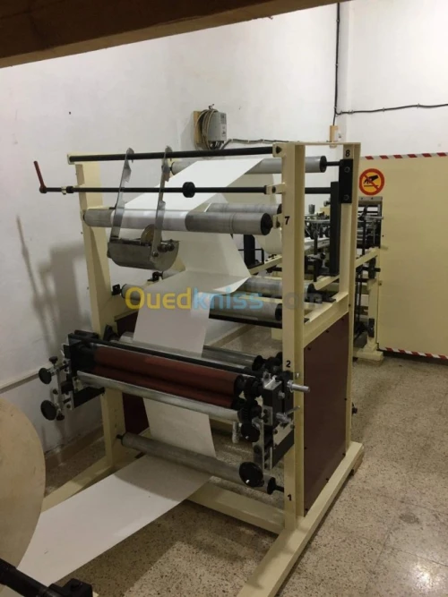 Machine fabrication sachets en papier