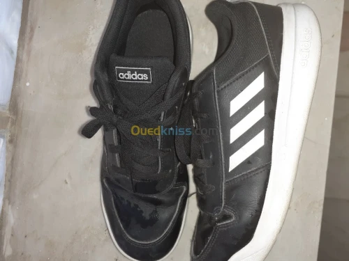 Chaussure Adidas homme où enfants. 