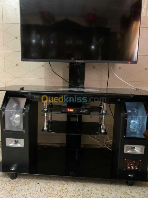 Table pour TV ndifa bzaaf avec des baf
