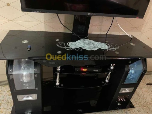 Table pour TV ndifa bzaaf avec des baf
