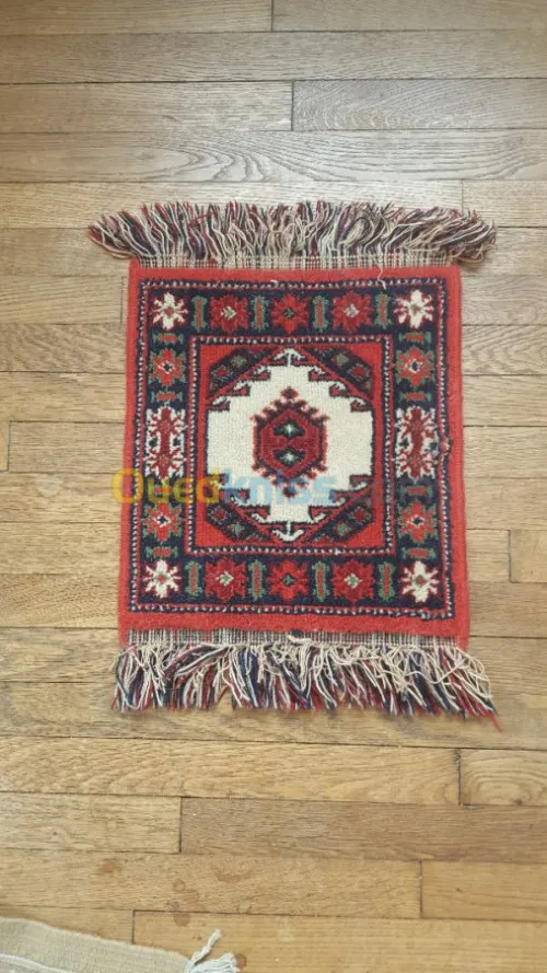 Joli petit tapis Pure laine vierge 