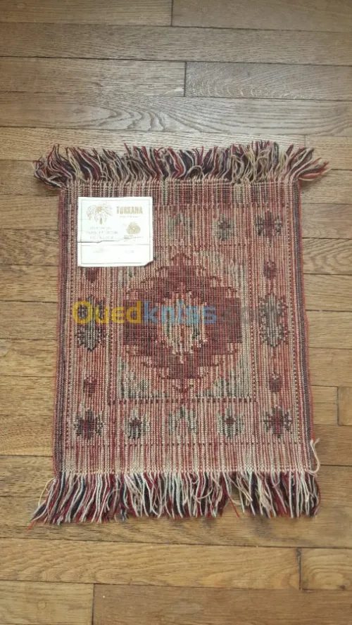 Joli petit tapis Pure laine vierge 