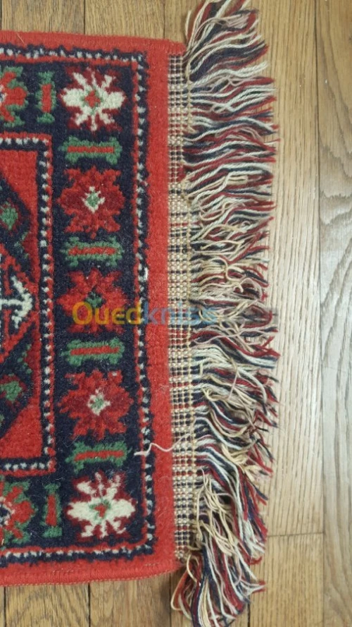 Joli petit tapis Pure laine vierge 