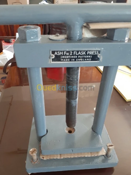 Matériel dentaire, moteur suspendu, lampe uv , amalgamateur