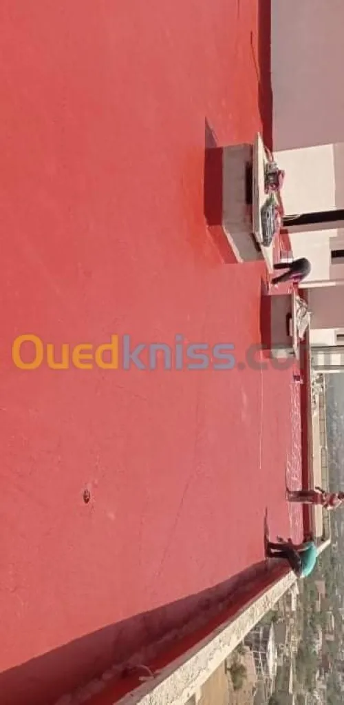 عزل واصلاح جميع الأسطح المتضررة من ماء